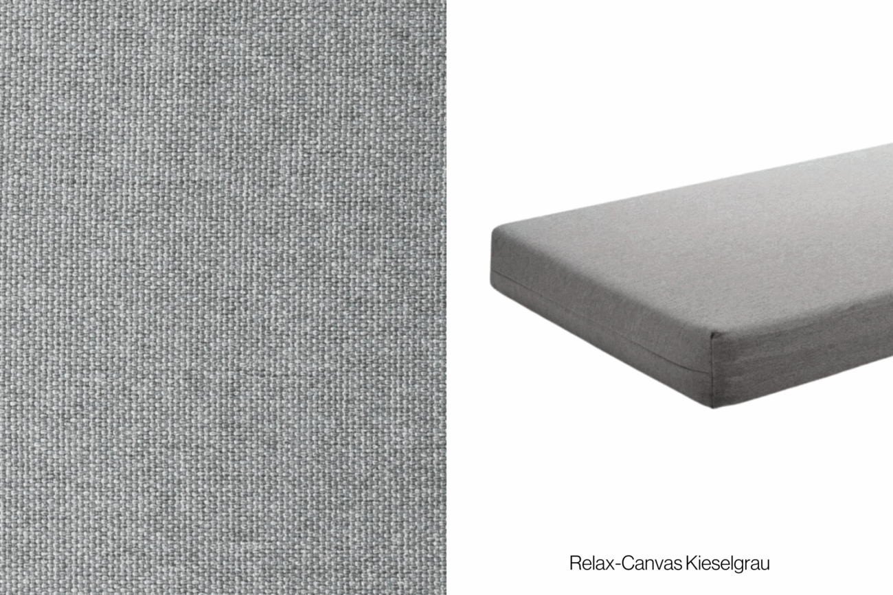 Nebeneinander abgebildet sind eine Nahaufnahme des hellgrauen, strukturierten Stoffes auf der linken Seite und ein rechteckiges Kissen mit demselben Stoffbezug auf der rechten Seite. Der Text unten rechts lautet Relax-Canvas Kieselgrau.
