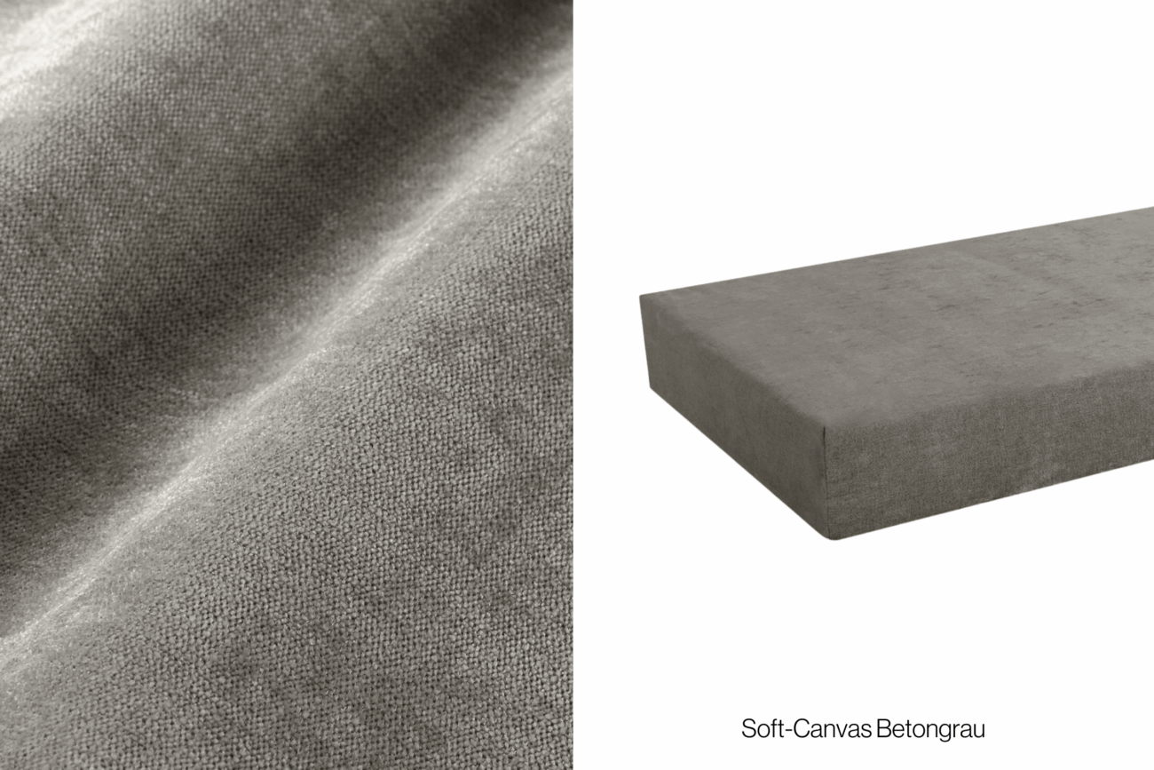 Nahaufnahme eines strukturierten grauen Stoffs auf der linken Seite und eines rechteckigen Kissens oder einer Matratze, die mit demselben grauen Stoff bezogen ist, auf der rechten Seite. Der Text am unteren Rand lautet Soft-Canvas Betongrau.