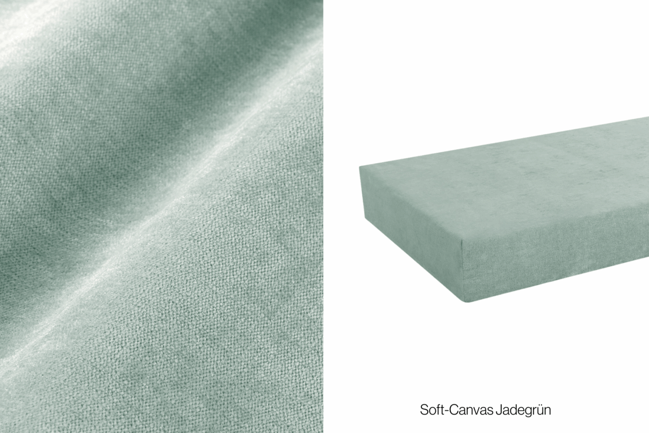 Nahaufnahme eines weichen, strukturierten, hellgrünen Stoffes auf der linken Seite; auf der rechten Seite bedeckt ein passendes Spannbetttuch eine Matratze vor einem weißen Hintergrund. Der Text lautet: Soft-Canvas Jadegrün.