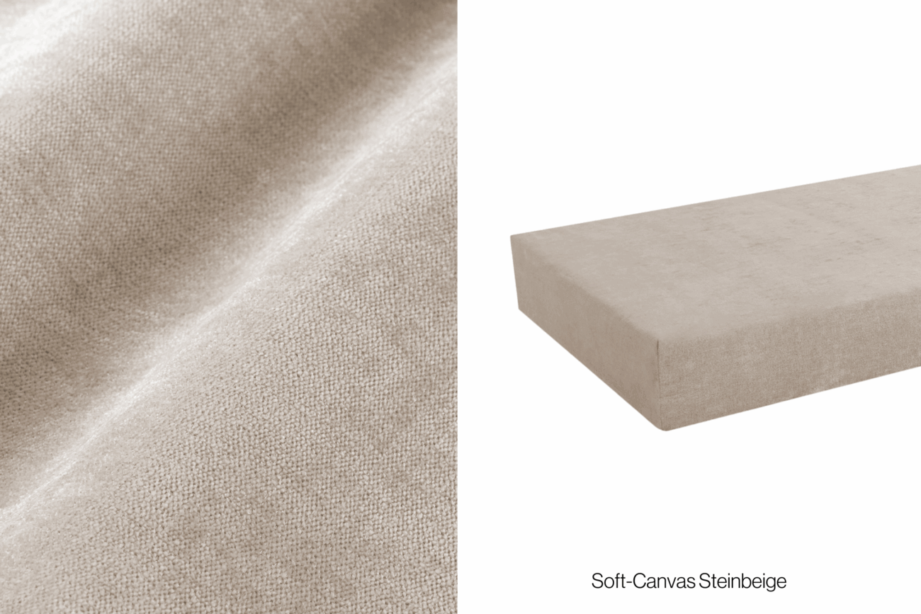 Nahaufnahme des strukturierten, weichen, beigen Canvas-Stoffes auf der linken Seite; auf der rechten Seite ein rechteckiges Kissen oder eine Matratze, die mit demselben beigen Canvas-Stoff überzogen ist und die Bezeichnung Soft-Canvas Steinbeige trägt.