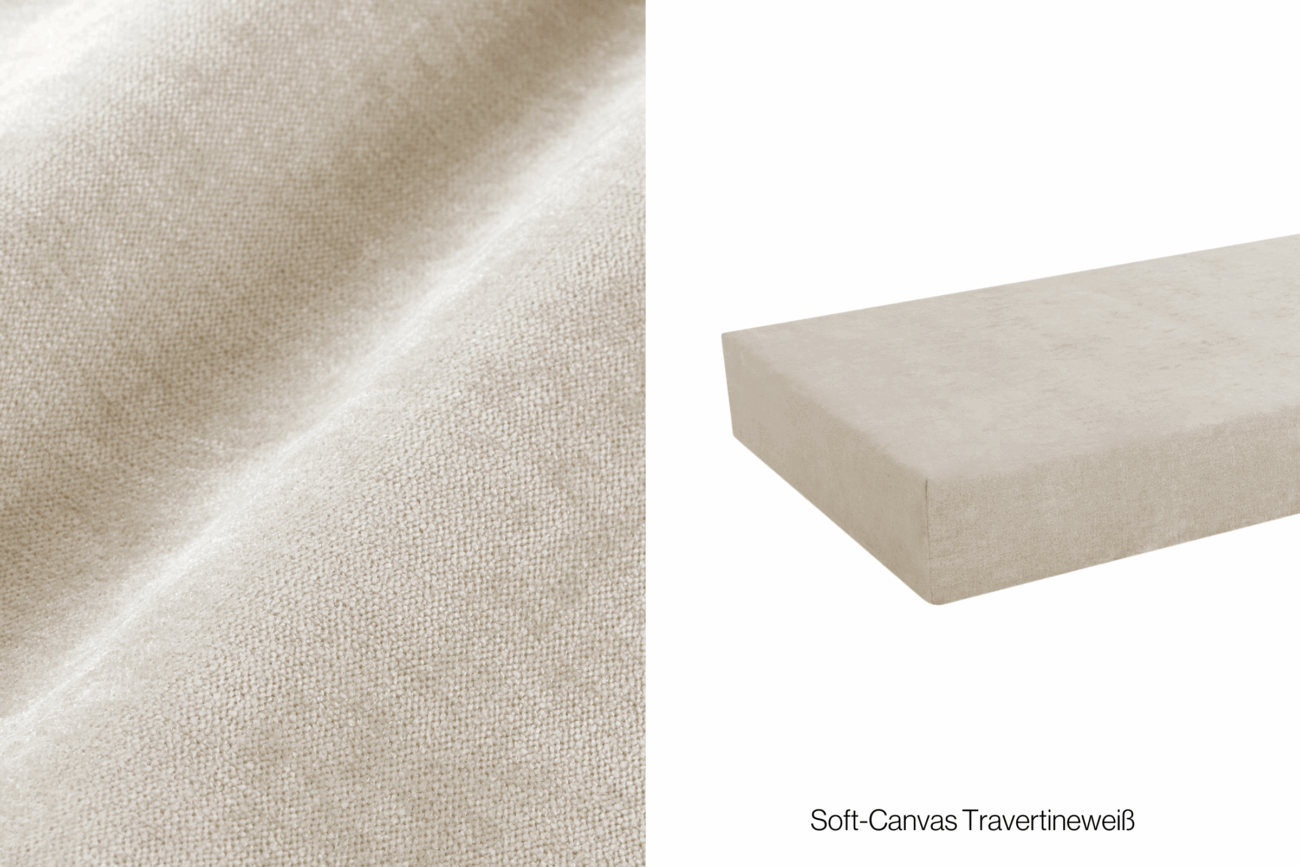 Nahaufnahme von weichem, hellbeigem Canvas-Stoff auf der linken Seite; auf der rechten Seite ein rechteckiges Kissen oder eine Matratze, die mit dem gleichen Stoff bezogen ist. Der Text darunter lautet: Soft-Canvas Travertineweiß.