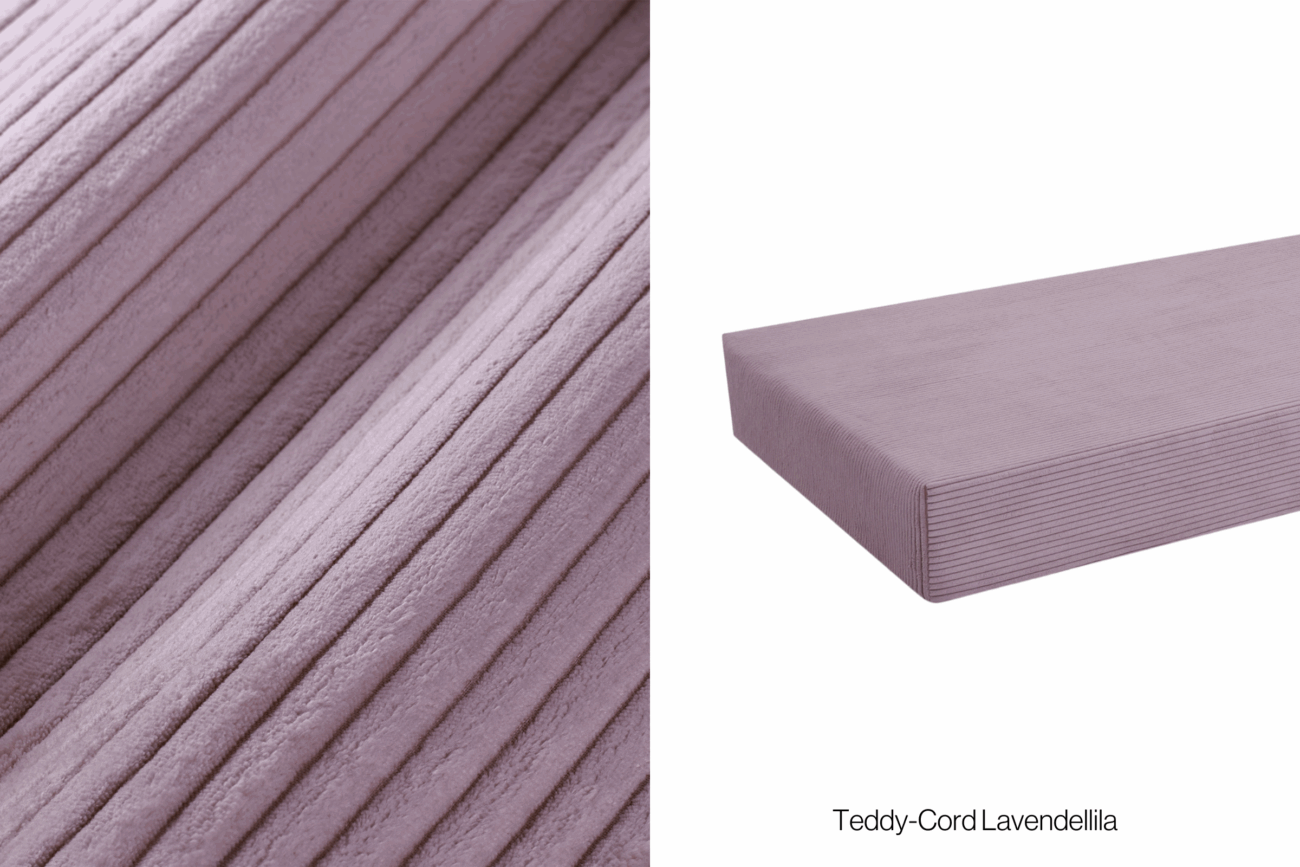 Nahaufnahme eines weichen, gerippten, lavendelfarbenen Kordstoffs auf der linken Seite; auf der rechten Seite ein Matratzenbezug aus demselben Stoff mit der Aufschrift Teddy-Cord Lavendellila.