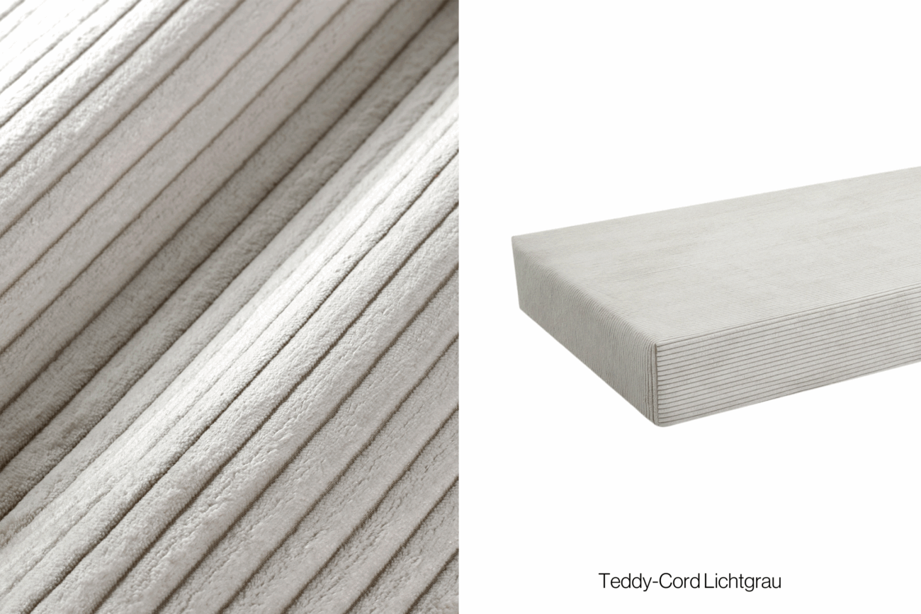 Nahaufnahme des hellgrauen Cordstoffs auf der linken Seite und eines rechteckigen Kissens oder einer Matratze, die mit demselben Stoff bezogen ist, auf der rechten Seite. Der Text darunter lautet Teddy-Cord Lichtgrau.
