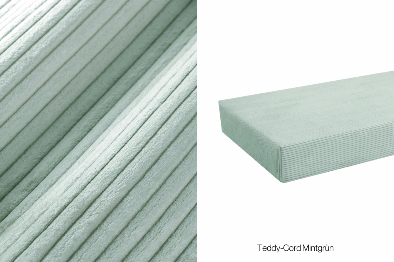 Nahaufnahme eines weichen, mintgrünen Kordstoffs mit sichtbaren Rillen auf der linken Seite und eines Spannbetttuchs aus demselben Stoff auf der rechten Seite. Der Text lautet: Teddy-Cord Mintgrün.