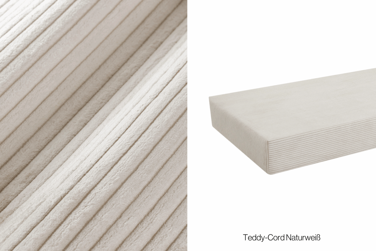 Nahaufnahme von weichem, geripptem, weißem Cordstoff auf der linken Seite; auf der rechten Seite eine rechteckige Matratze, die mit dem gleichen Stoff bezogen ist. Die Farbe ist als Teddy-Cord Naturweiß gekennzeichnet.
