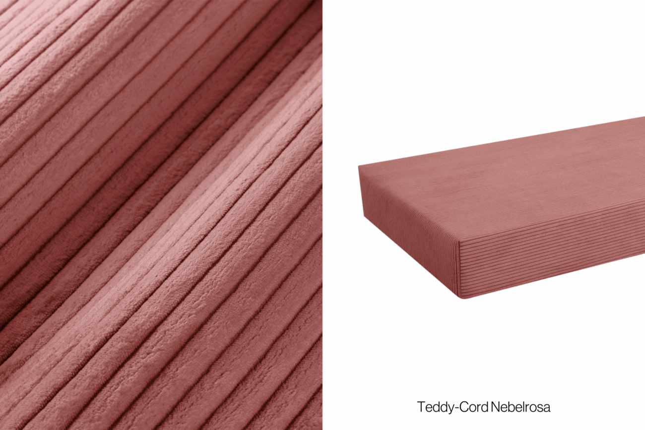 Nahaufnahme eines rosafarbenen gerippten Cordstoffs auf der linken Seite; auf der rechten Seite ist ein Spannbetttuch aus demselben Stoff auf einer Matratze abgebildet. Der Text unten lautet Teddy-Cord Nebelrosa.