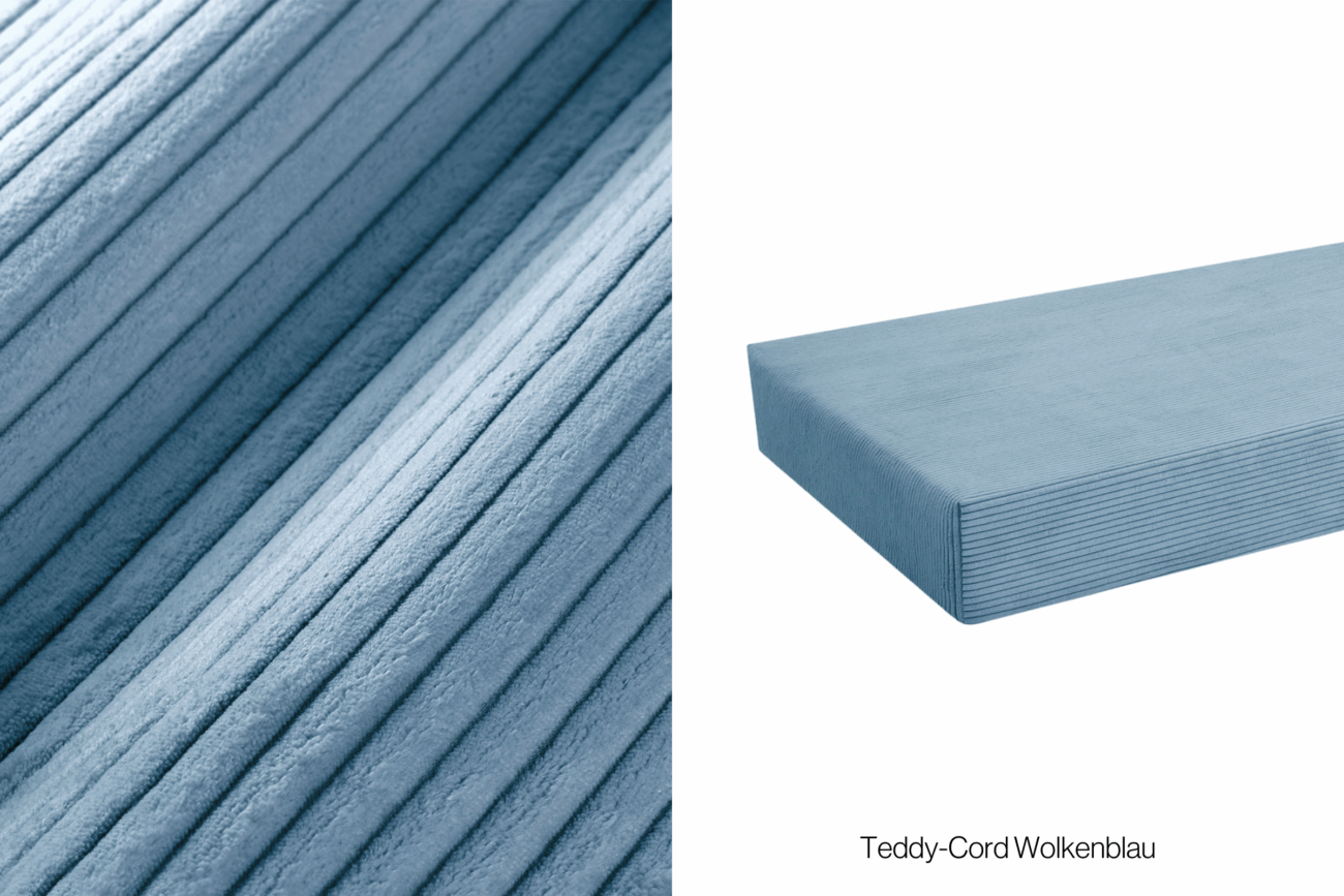 Nahaufnahme eines hellblauen Cordstoffs auf der linken Seite und eines Spannbettlakens aus demselben Material auf der rechten Seite. Der Text "Teddy-Cord Wolkenblau" befindet sich in der unteren rechten Ecke.