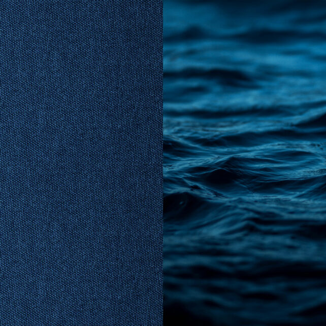 Ein geteiltes Bild: Die linke Hälfte zeigt eine Nahaufnahme einer blauen Stofftextur, die rechte Hälfte zeigt dunkelblaue Meereswellen bei Nacht, um die visuelle Ähnlichkeit zwischen den beiden Oberflächen hervorzuheben.