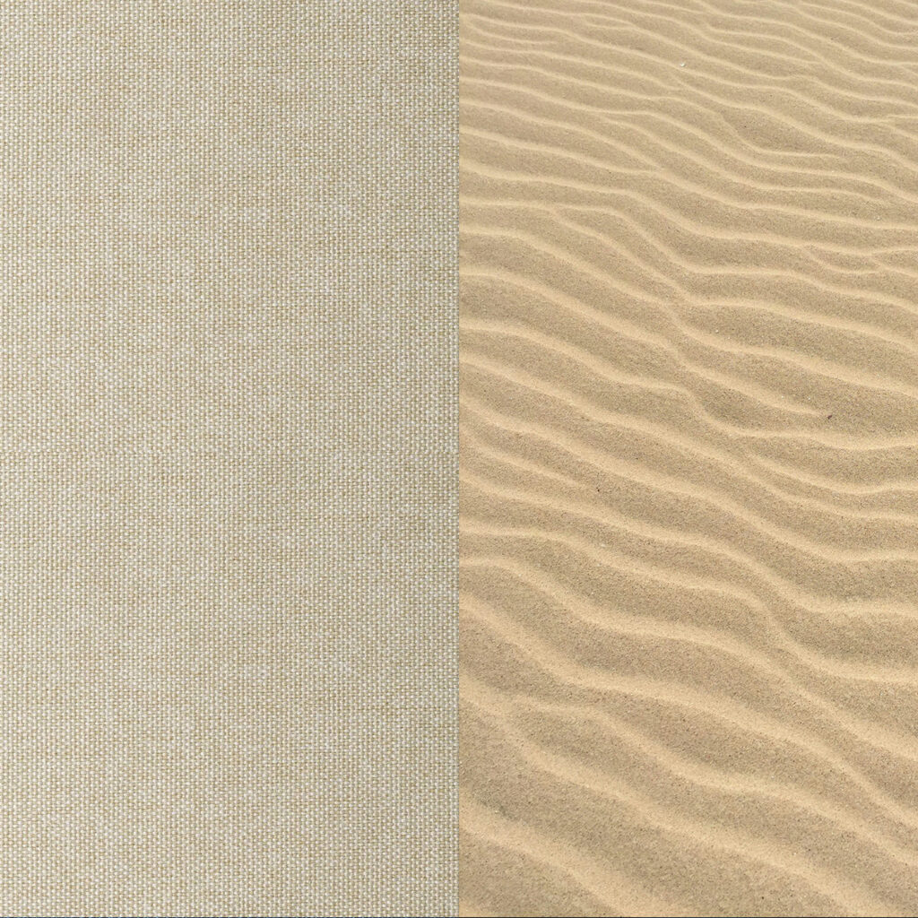 Gegenüberstellung der Textur von beigem Stoff auf der linken Seite und gewelltem, geriffeltem Sand auf der rechten Seite, beide mit ähnlichen hellen Farbtönen, aber unterschiedlichen Oberflächenmustern.