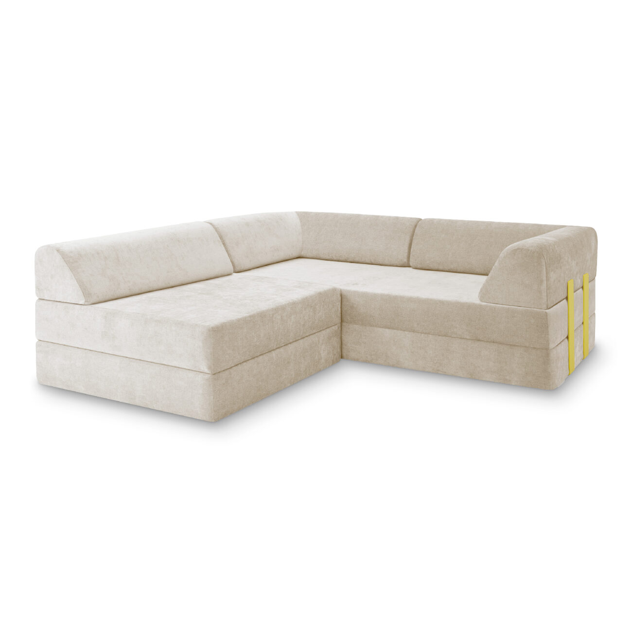Ein modernes, L-förmiges beiges Ecksofa mit niedrigen Rückenlehnen und weicher Samtpolsterung. Dieser 3-Sitzer zeichnet sich durch klare Linien, ein minimalistisches Design und gelbe Akzentstreifen an einem Ende aus.