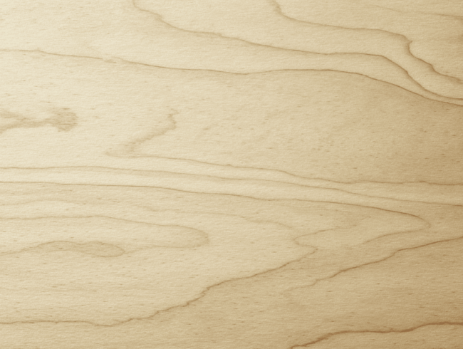 Nahaufnahme einer Birkenholzoberfläche mit natürlichen Maserungsmustern und subtilen Farbvariationen, die eine glatte Textur und gewellte Linien zeigen.