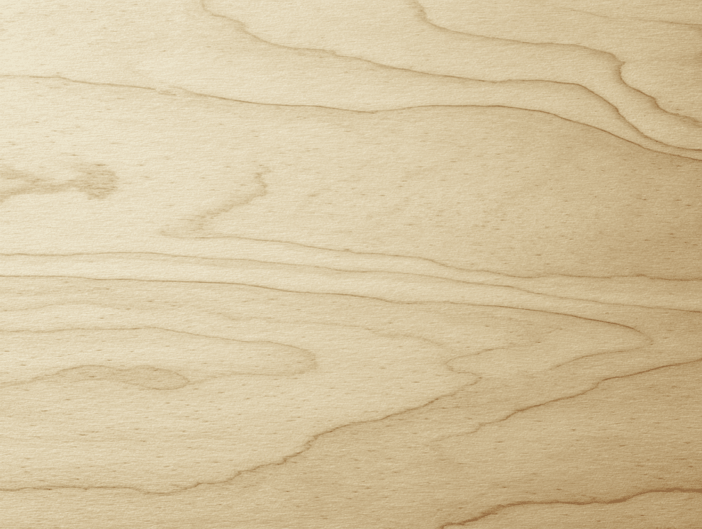 Nahaufnahme einer Birkenholzoberfläche mit natürlichen Maserungsmustern und subtilen Farbvariationen, die eine glatte Textur und gewellte Linien zeigen.