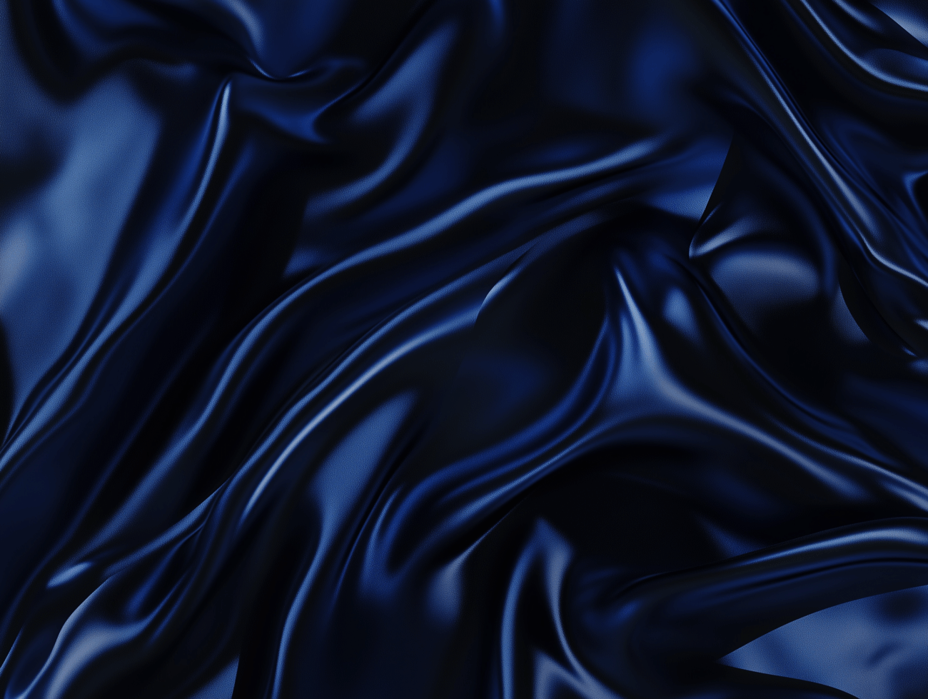 Glänzender, dunkelblauer Crêpe-Satin-Stoff wird mit fließenden, gekräuselten Falten und weichen Highlights ausgebreitet, wodurch eine elegante und glatte Textur entsteht.