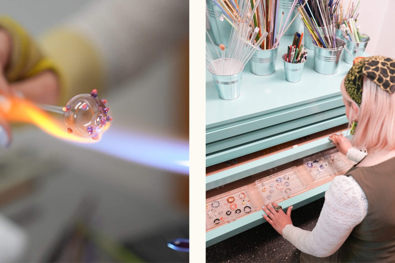 Das Bild ist geteilt: Links formt eine Hand eine Glasperle mit einer Taschenlampe; rechts betrachtet eine Person Tabletts mit fertigen Glasperlen und Stäben auf einer hellblauen Werkbank.