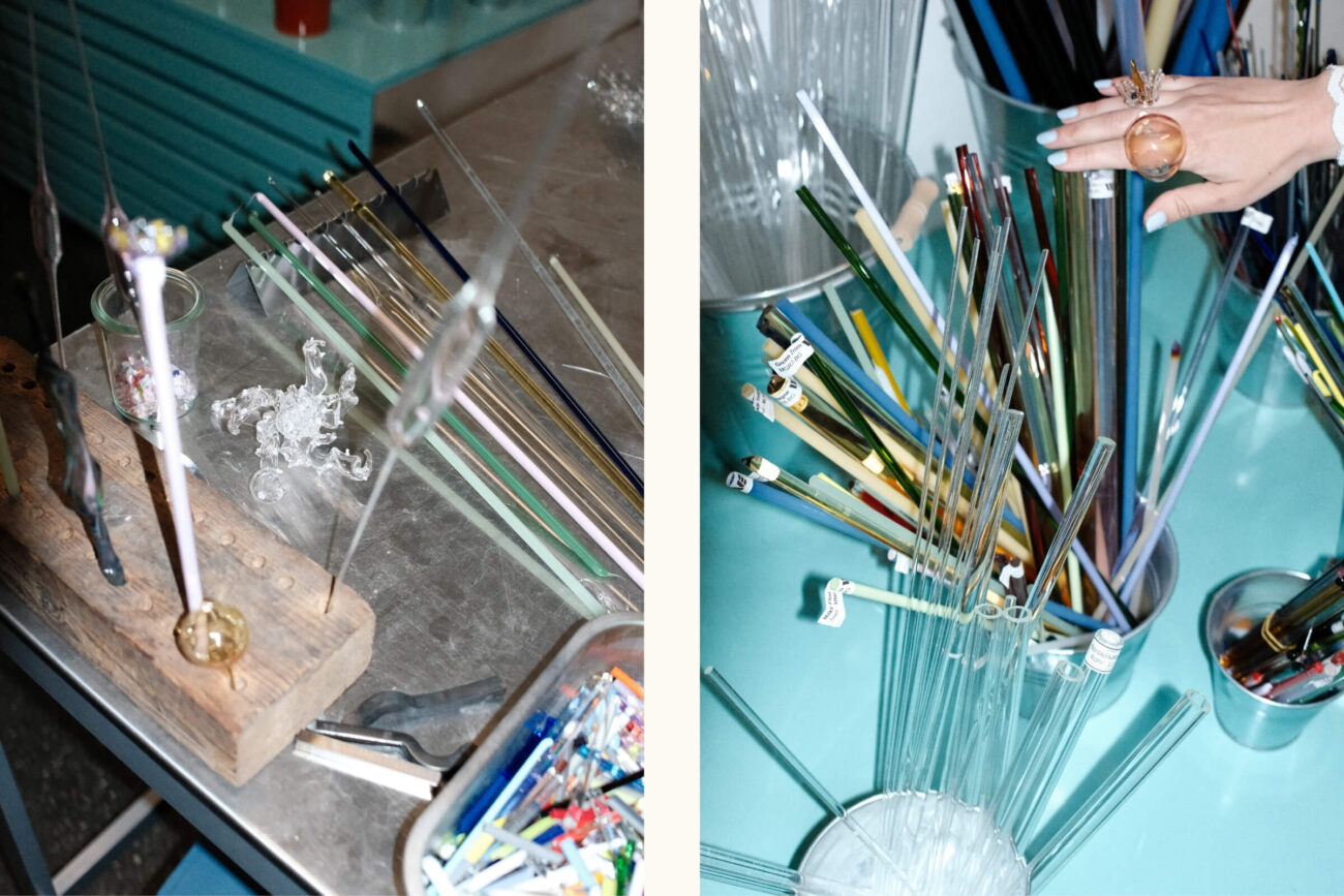 Zwei Bilder nebeneinander zeigen Glasbläserwerkzeuge und bunte Glasstäbe auf Arbeitsplätzen, wobei ein Bild eine Hand zeigt, die eine klare Glaskugel auf einem Stab über einem Sortiment von Stäben hält.