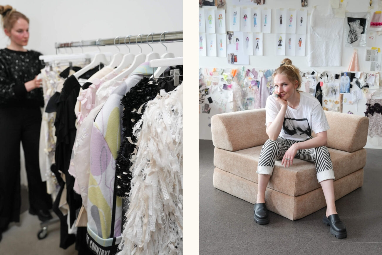 Geteiltes Bild: Auf der linken Seite stöbert eine Frau in einem Regal mit detaillierten, strukturierten Kleidungsstücken. Auf der rechten Seite sitzt sie auf einem beigen Stuhl in einem Atelier mit Modeskizzen und Stoffmustern an der Wand hinter ihr.