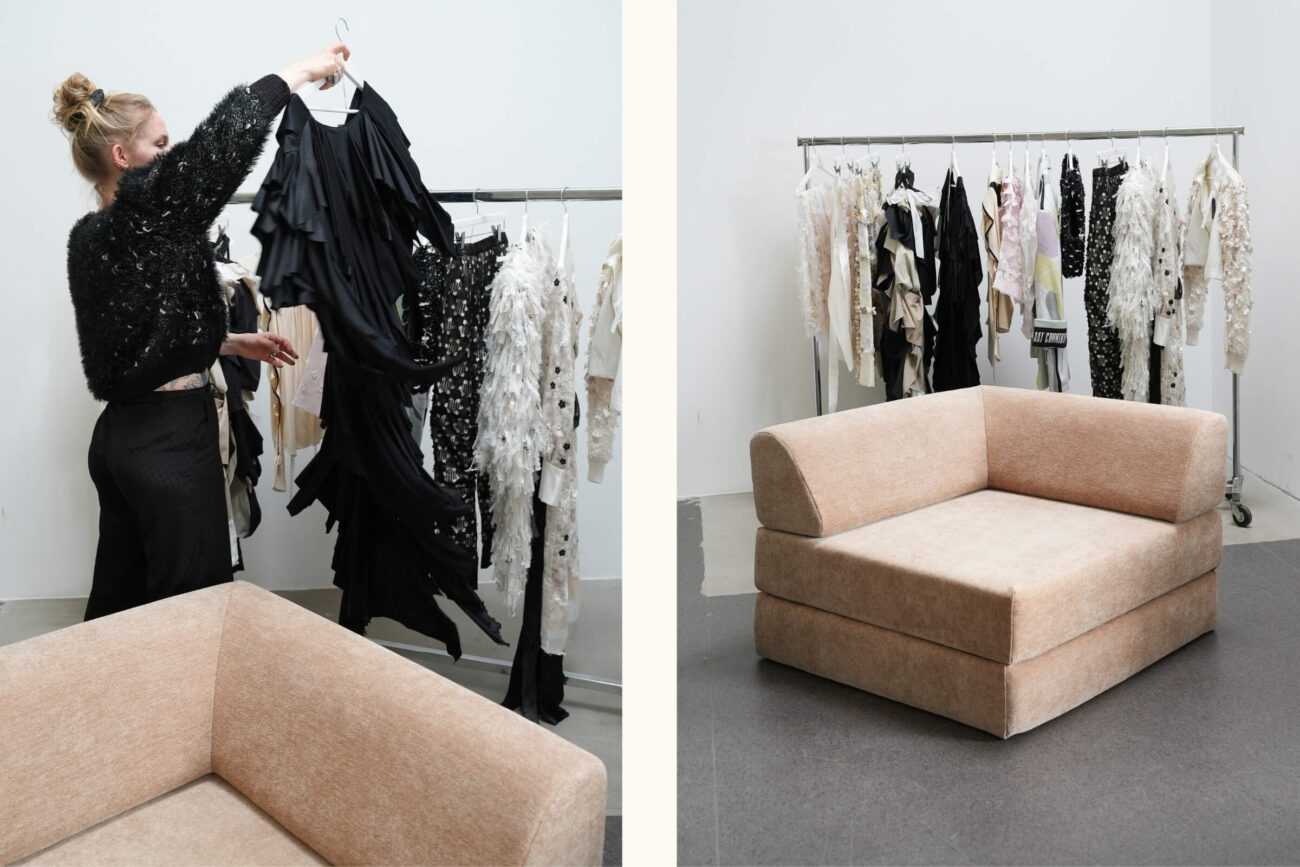 Geteiltes Bild: Auf der linken Seite wählt eine Frau ein schwarzes Rüschenkleid aus einem Kleiderständer voller einzigartiger Kleidungsstücke aus. Auf der rechten Seite steht ein beigefarbener Stuhl ohne Armlehnen allein auf einem grauen Boden in einem hellen Raum.