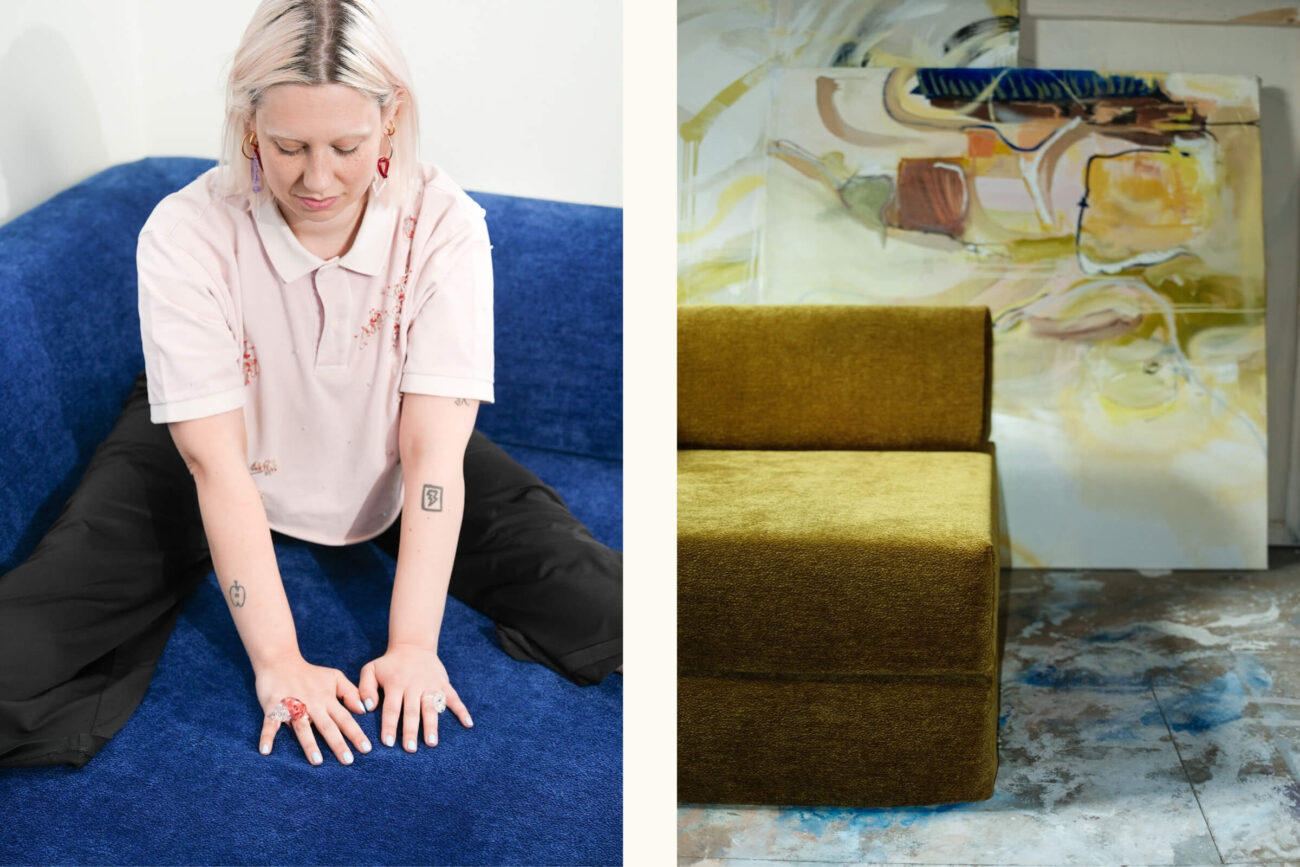 Links: Eine Person mit hellem Haar und Tätowierungen sitzt auf einer blauen Couch und schaut mit den Händen auf den Knien nach unten. Rechts: Ein senfgelber Stuhl vor abstrakten Gemälden und einem mit Farbe bespritzten Boden.