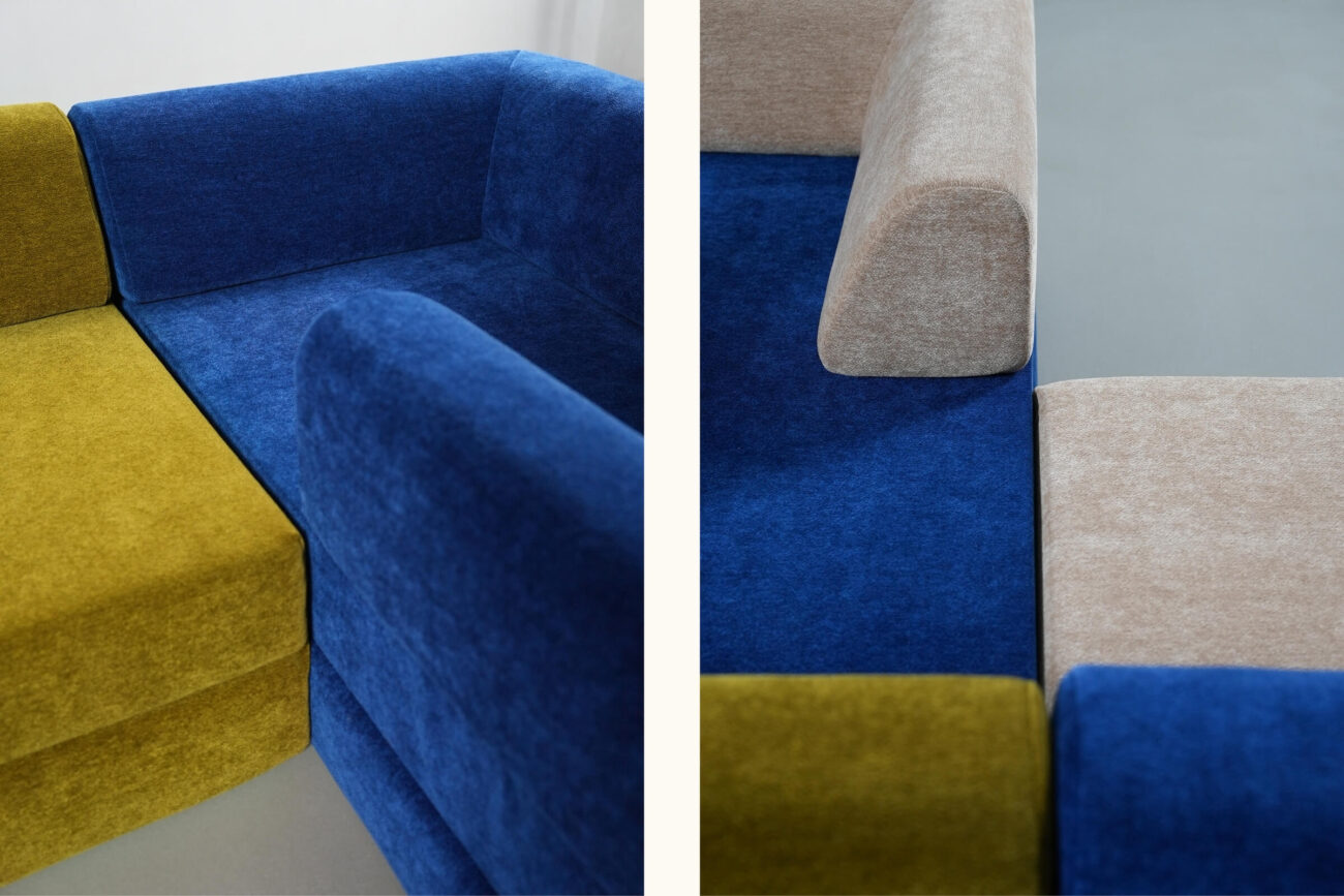 Zwei Ansichten eines modernen modularen Sofas mit strukturierter Polsterung, das aus Teilen in Dunkelblau, Olivgrün und Beige vor einem hellen Hintergrund besteht. Die Sofateile sind in geometrischen Mustern angeordnet.