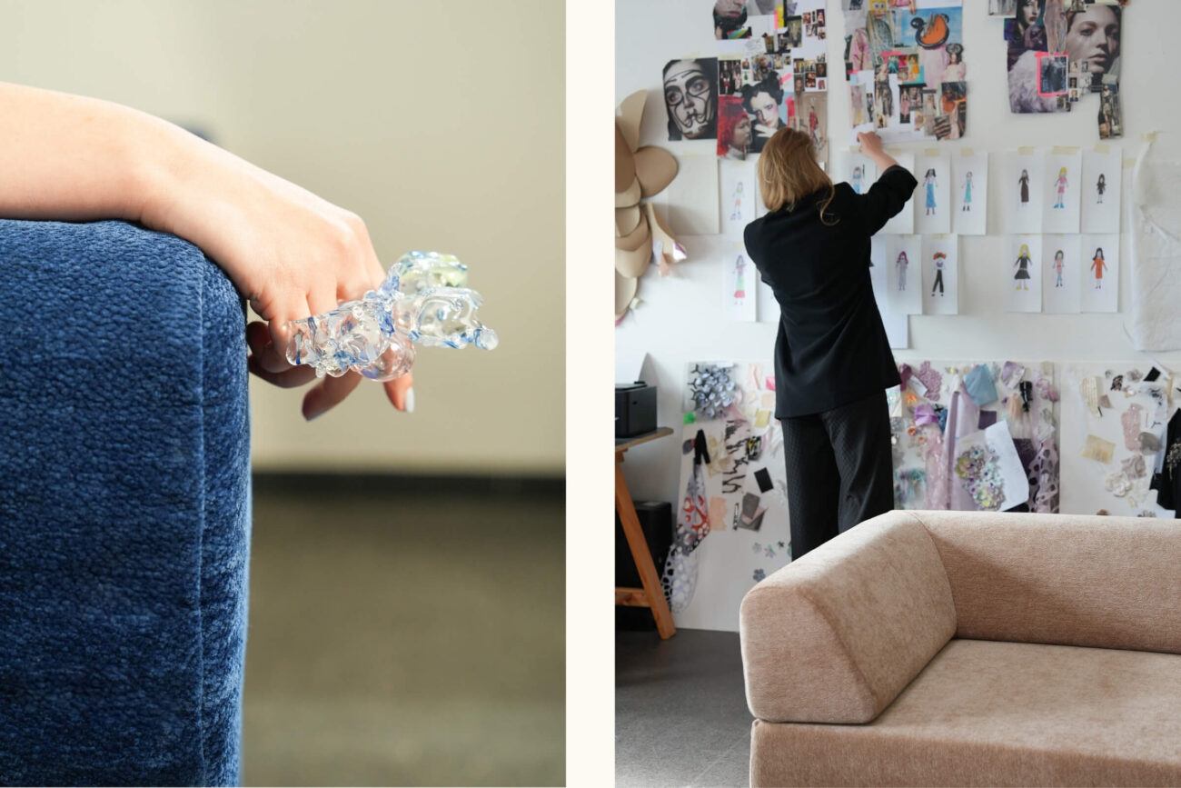 Links ruht eine Hand mit einem großen, klaren Kristallring auf einer blau strukturierten Couch. Rechts steht eine Person und heftet Bilder an ein kreatives Moodboard über einem beigen Sofa in einem Studio.