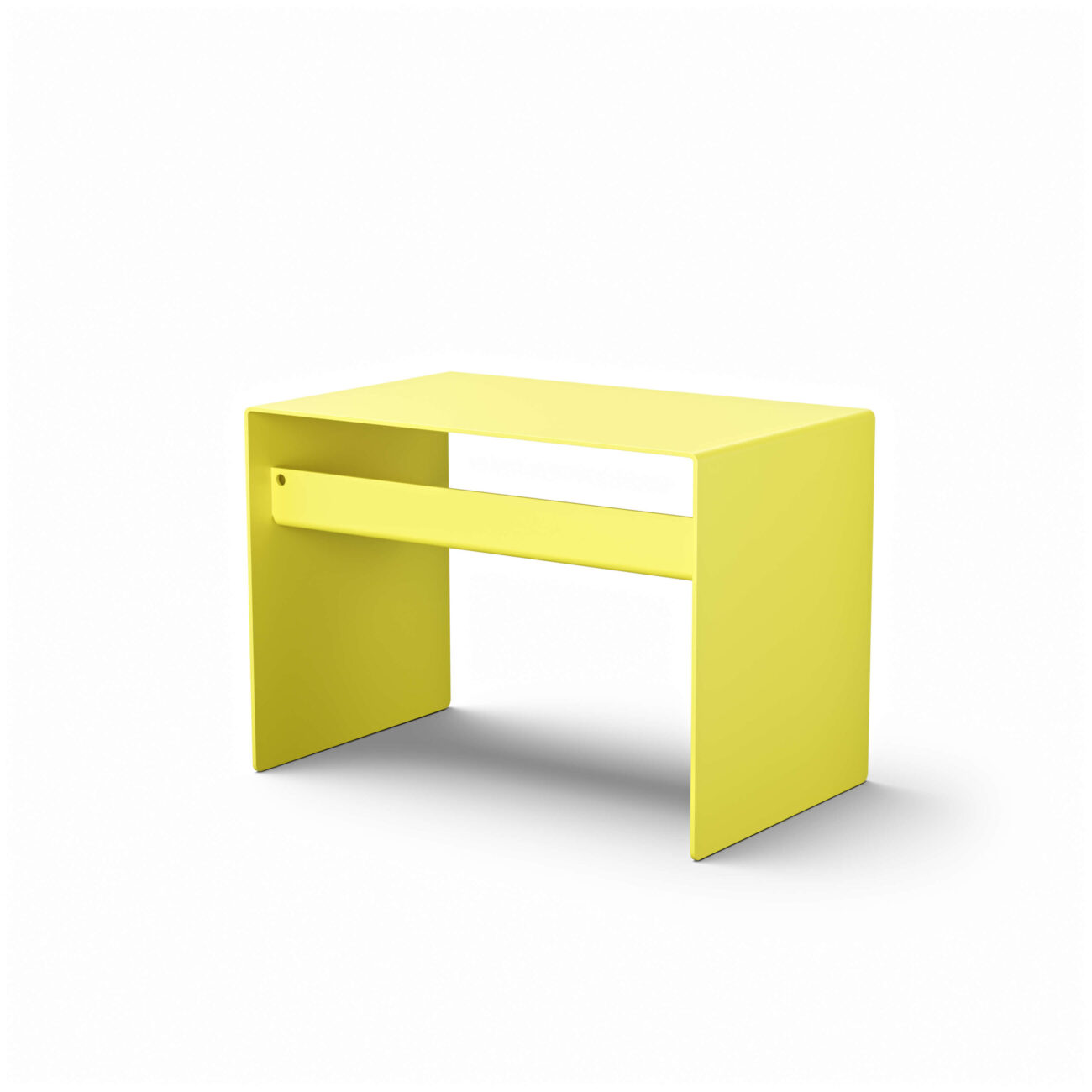 Tade_Beistelltisch_Schwefelgelb_03 Ein kleiner, moderner, rechteckiger gelber Schreibtisch mit klaren Linien und einem minimalistischen Design, fotografiert vor einem schlichten weißen Hintergrund.