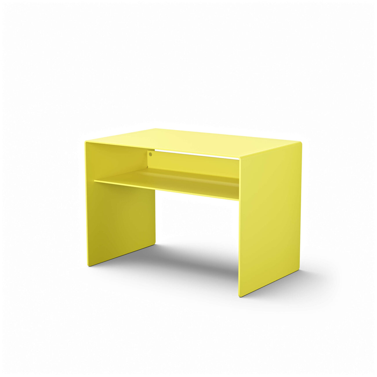 Tade_Beistelltisch_Schwefelgelb_04 Ein moderner gelber Schreibtisch mit klaren Linien, einer offenen Unterseite und einem schmalen Regal unter der Tischplatte vor einem schlichten weißen Hintergrund.