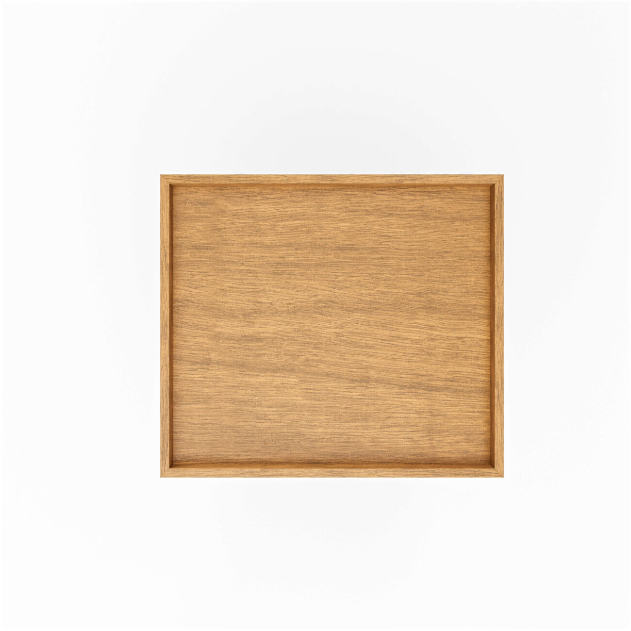 Tade_Tablett_Eiche_Natur_02 Ein rechteckiges Holztablett mit erhabenen Kanten, von oben vor einem schlichten weißen Hintergrund fotografiert. Das Tablett hat eine glatte, natürlich gemaserte Oberfläche.