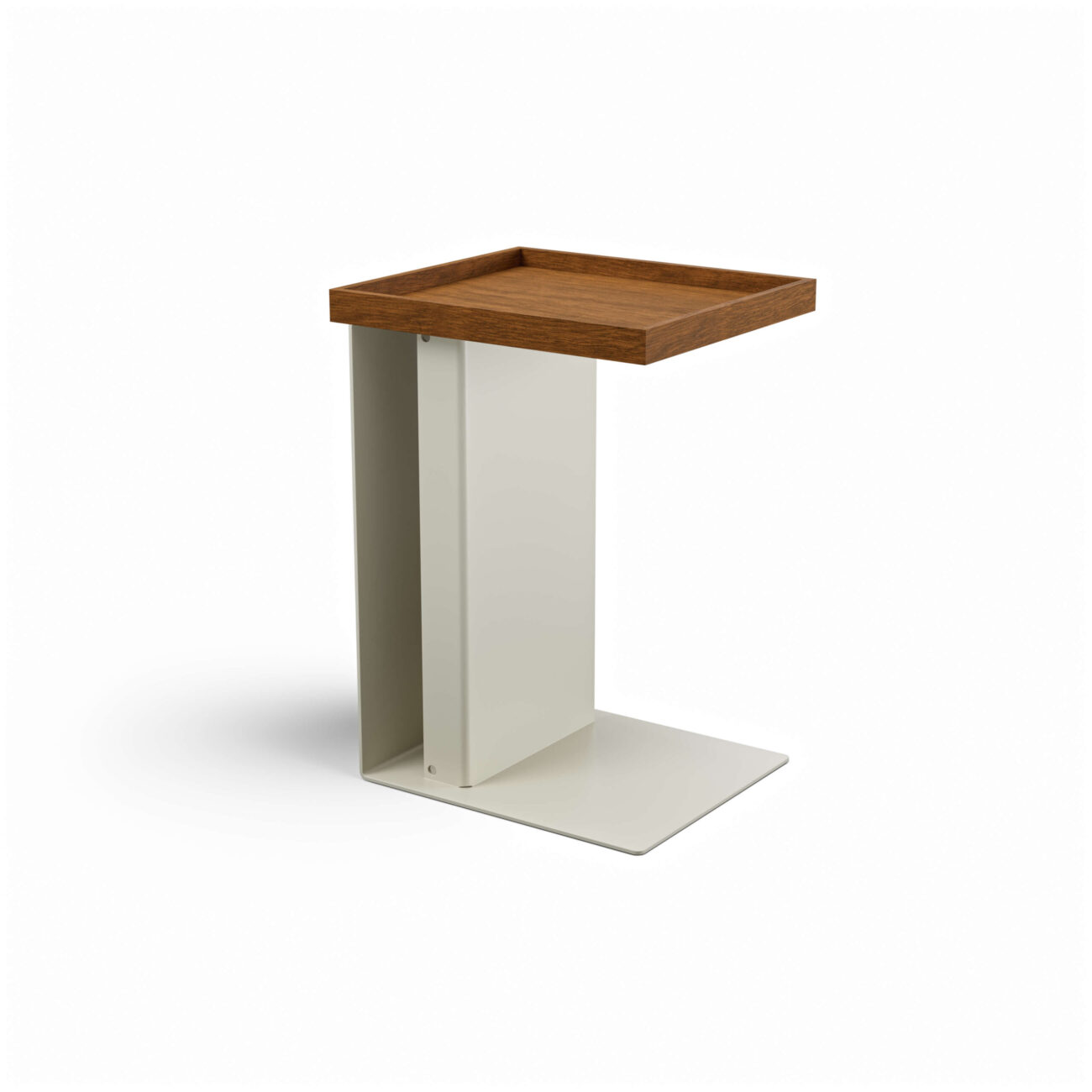 Tade_Tablett_Eiche_Natur_04 Ein moderner Beistelltisch mit einem beigen Metallsockel und einer erhöhten Holzplatte, fotografiert vor einem schlichten weißen Hintergrund.