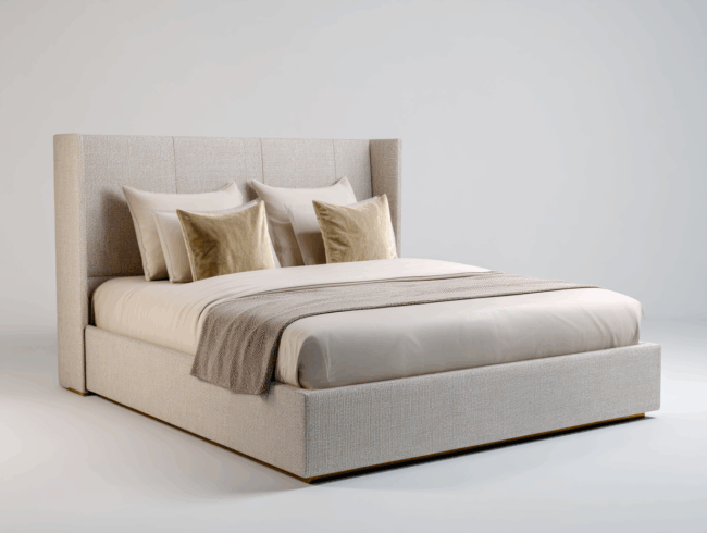 Ein modernes Polsterbett mit einem hohen, hellen Kopfteil, das mit einer Wendematratze für individuellen Komfort ausgestattet ist und mit weißer Bettwäsche, beigen und goldenen Akzentkissen und einer strukturierten taupefarbenen Überwurfdecke ordentlich gemacht ist.