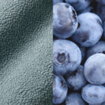 Das Bild ist vertikal geteilt: Die linke Hälfte zeigt blauen strukturierten Vliesstoff, die rechte Hälfte eine Nahaufnahme mehrerer frischer Blaubeeren. Beide Seiten sind in der Farbe ähnlich.