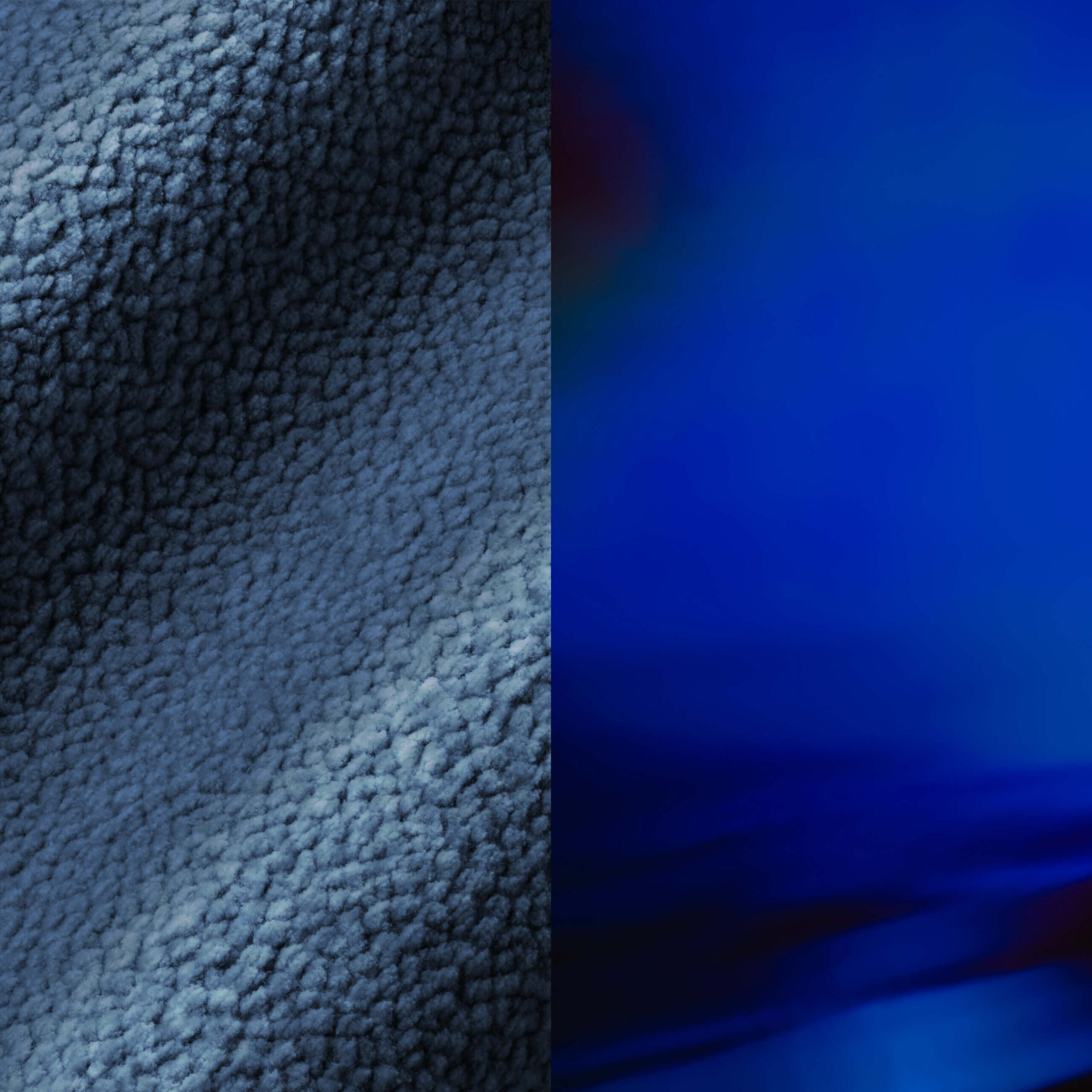 Das Bild ist vertikal geteilt; die linke Seite zeigt einen strukturierten, dunkelblauen Stoff, während die rechte Seite einen glatten, leuchtenden blauen Farbverlauf mit weichen, gemischten Farben aufweist.