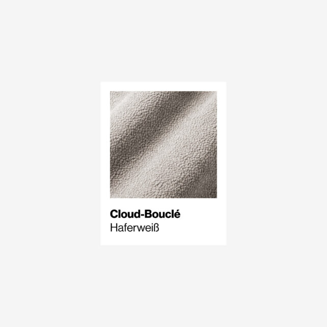 Eine Nahaufnahme des weichen, strukturierten Cloud-Bouclé-Stoffes in hellem Haferweiß, beschriftet mit Cloud-Bouclé Haferweiß auf einem sauberen weißen Hintergrund.