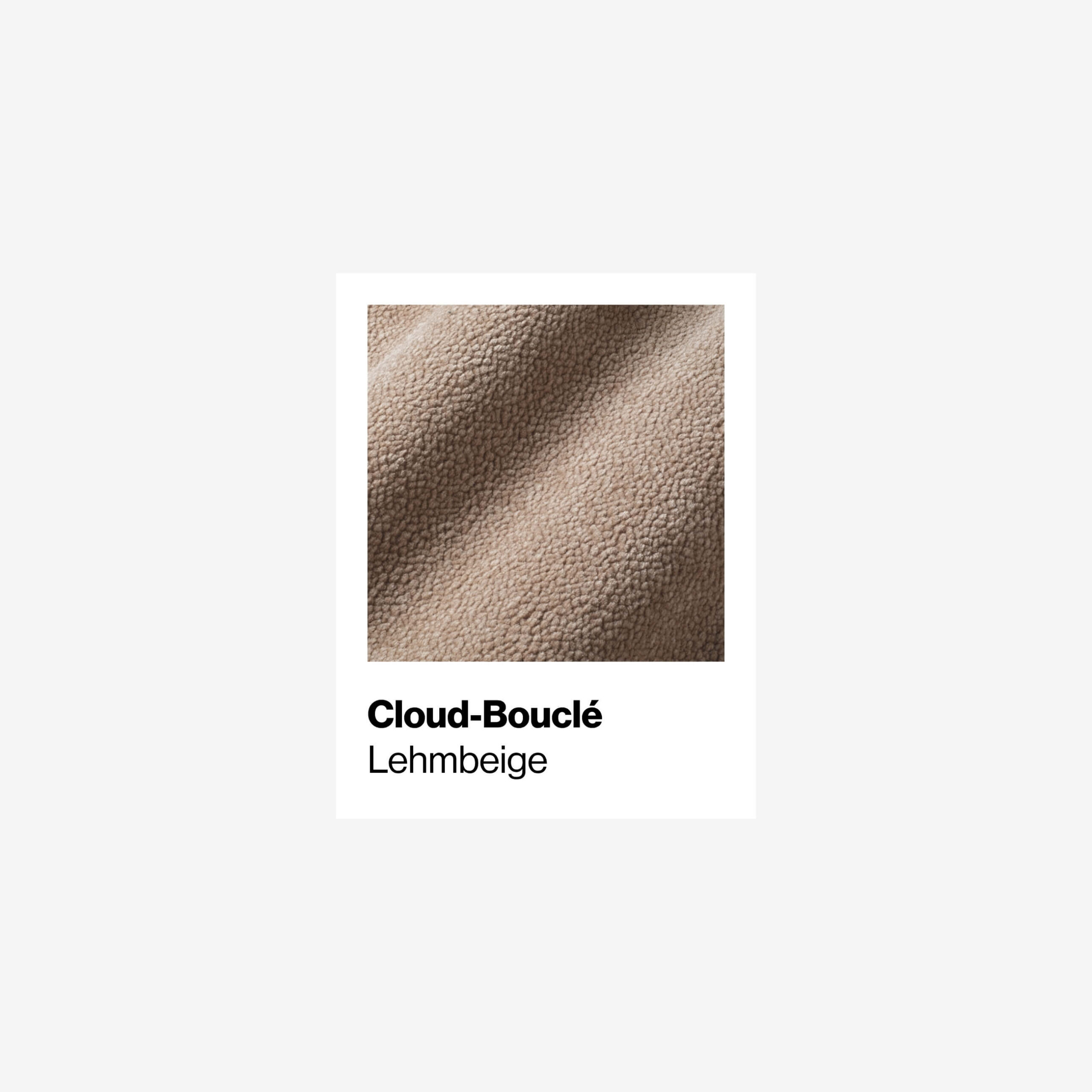 Nahaufnahme eines strukturierten, beigen Stoffes mit der Aufschrift "Cloud-Bouclé" in fetter Schrift und "Lehmbeige" darunter auf weißem Hintergrund. Der Stoff hat ein weiches, leicht gewelltes Aussehen.