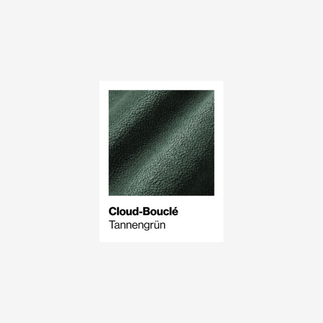 Nahaufnahme eines strukturierten, dunkelgrünen Bouclé-Stoffes mit der fettgedruckten Aufschrift Cloud-Bouclé und der darunter liegenden Aufschrift Tannengrün auf weißem Hintergrund.
