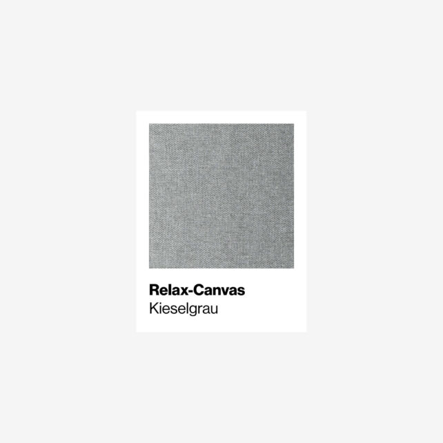 Ein Stoffmuster mit der Aufschrift Relax-Canvas Kieselgrau zeigt eine Nahaufnahme eines hellgrauen, strukturierten Canvas-Materials mit feinen, gewebten Details. Das Muster ist auf einem weißen Hintergrund zentriert.
