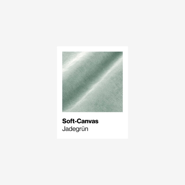 Eine Nahaufnahme von Soft-Canvas-Gewebe in einer hellen jadegrünen Farbe, mit sichtbarer Textur und sanften Falten. Der Text darunter lautet Soft-Canvas Jadegrün.