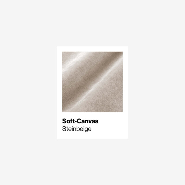 Nahaufnahme eines beigen Soft-Canvas-Stoffes mit sichtbarer Textur und sanften Falten. Der Text unter dem Bild lautet Soft-Canvas Steinbeige auf weißem Hintergrund.