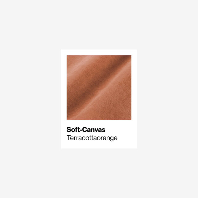 Eine Nahaufnahme von weichem Leinenstoff in einem warmen Terrakotta-Orange, mit sanften Falten und einer glatten Textur. Der Text darunter lautet: Soft-Canvas Terracottaorange.