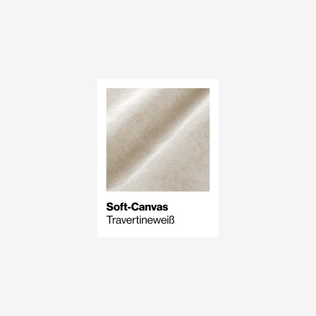 Nahaufnahme eines weichen, hellbeigen Stoffes mit sanften Falten, beschriftet mit Soft-Canvas Travertinweiß auf weißem Hintergrund.