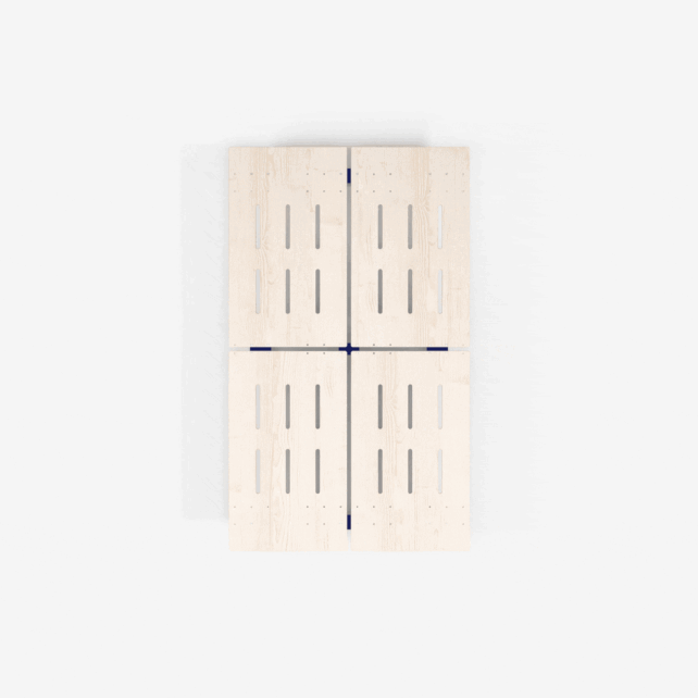 Vier rechteckige, helle Holzplatten mit vertikalen Schlitzen und kleinen kreisförmigen Löchern sind in einem Gittermuster auf einem schlichten weißen Hintergrund angeordnet. An den Verbindungsstellen der Platten sind blaue Verbinder sichtbar.