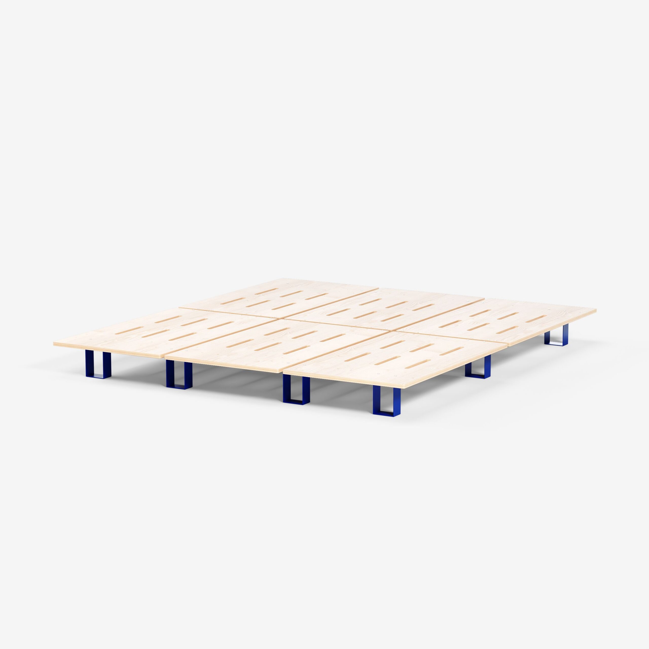 Ein minimalistisches Bettgestell aus hellem Holz mit horizontalen Latten und kurzen, blauen, rechteckigen Beinen, das auf einem schlichten weißen Hintergrund abgebildet ist.