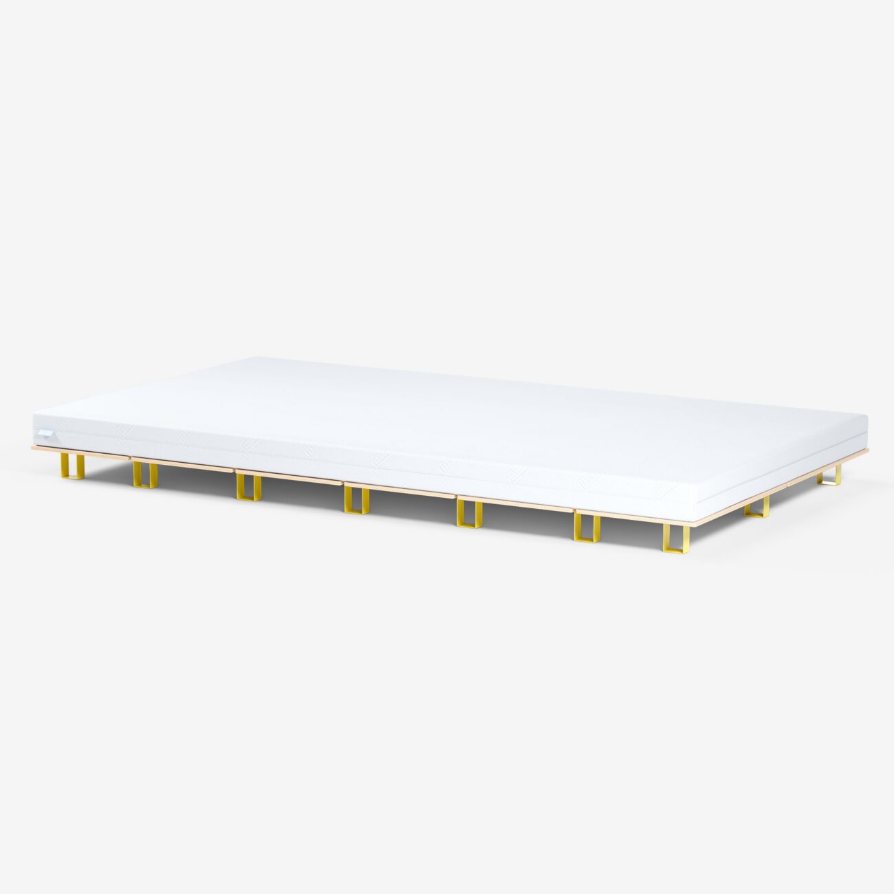 Ein niedriges Bett mit einer weißen Matratze auf einem minimalistischen Holzrahmen, der von mehreren gelben Beinen getragen wird, vor einem schlichten hellgrauen Hintergrund.
