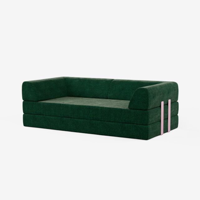 Ein modernes, rechteckiges, dunkelgrünes Sofa mit niedrigen Armlehnen und silbernen Metallakzenten an der Seite, vor einem schlichten weißen Hintergrund.