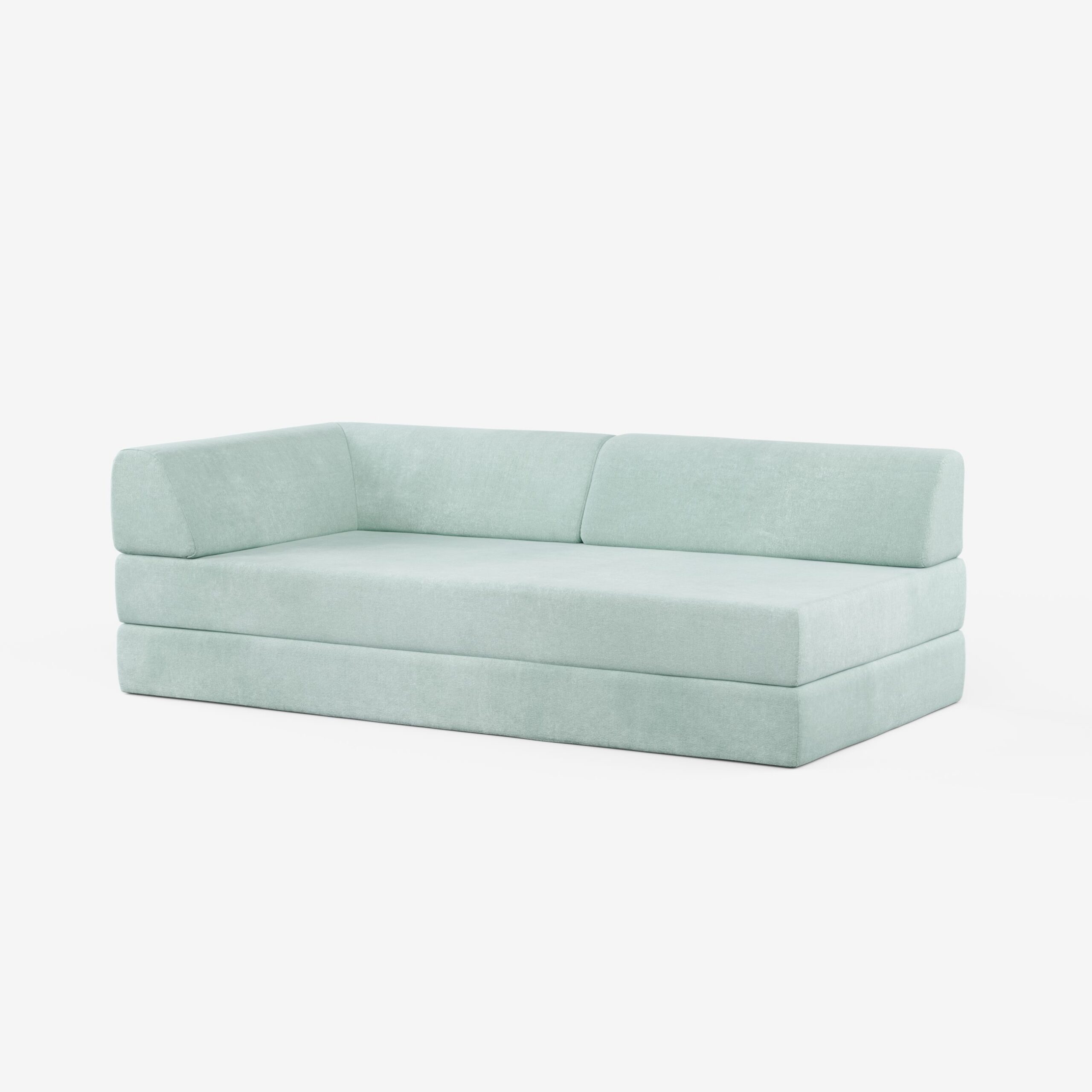 Ein modernes, hellblau gepolstertes Sofa mit niedriger Rückenlehne und Armlehne auf der linken Seite, vor einem schlichten weißen Hintergrund.