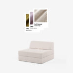 Ein minimalistisches, hellbeiges Modulsofa wird mit drei darüber schwebenden Stoffmustern gezeigt, die beschriftet sind: Clou Moosgruen (grün), Teddy Lavendel (lila) und Soft-Canvas Steinbeige (beige).