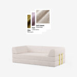 Ein minimalistisches, hellbeiges Modulsofa mit gelben Gurten ist ausgestellt. Darüber befinden sich Stoffmuster in Olivgrün, Lavendel und Beige mit den Bezeichnungen Cloud Moosgrün, Teddy Lavendel und Soft-Canvas Steinbeige.