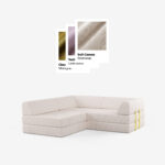 Abgebildet ist ein modernes, hellbeiges Sektionssofa mit abgerundeten Kanten. Darüber sind drei Stoffmuster abgebildet: Moosgrün, Lavendel und Beige, beschriftet mit "Cloud Teddy Moosgrün", "Teddy Lavendel" und "Soft-Canvas Steinbeige".