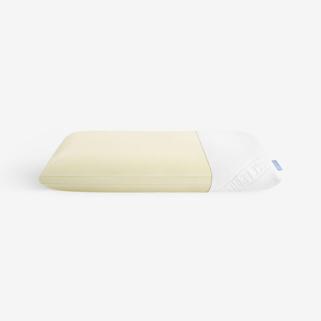 Ein rechteckiges Memory-Foam-Kissen, das teilweise mit einem weißen, strukturierten Kissenbezug mit Reißverschluss bedeckt ist, wird auf einem schlichten weißen Hintergrund dargestellt.