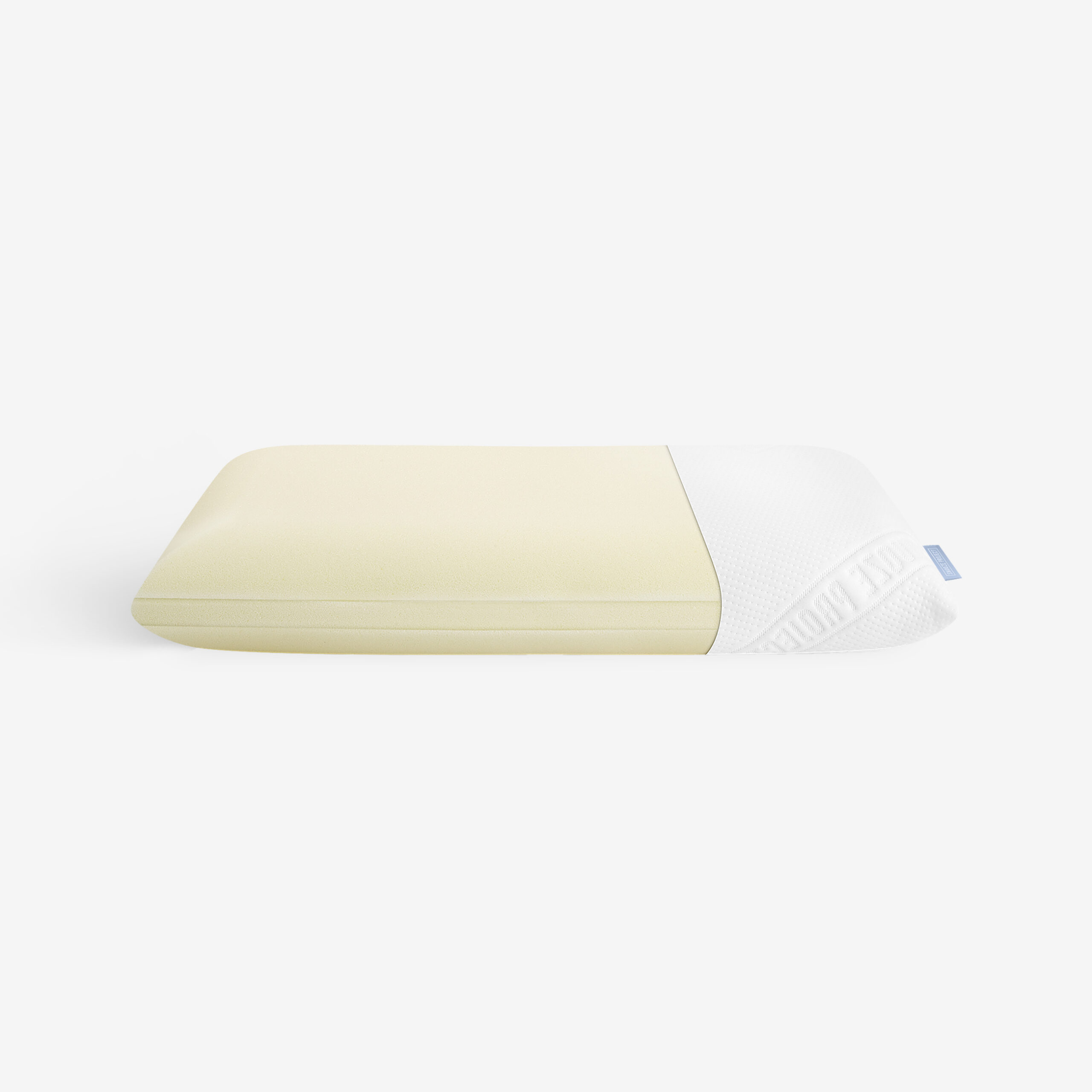 Ein rechteckiges Memory-Foam-Kissen, das teilweise mit einem weißen, strukturierten Kissenbezug mit Reißverschluss bedeckt ist, wird auf einem schlichten weißen Hintergrund dargestellt.