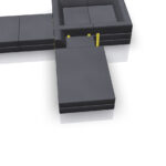 Modulares schwarzes Sektionssofa mit Ecksitz und mehreren rechteckigen und quadratischen Kissen, die L-förmig angeordnet sind, darunter ein Mittelteil mit gelben Akzenten.